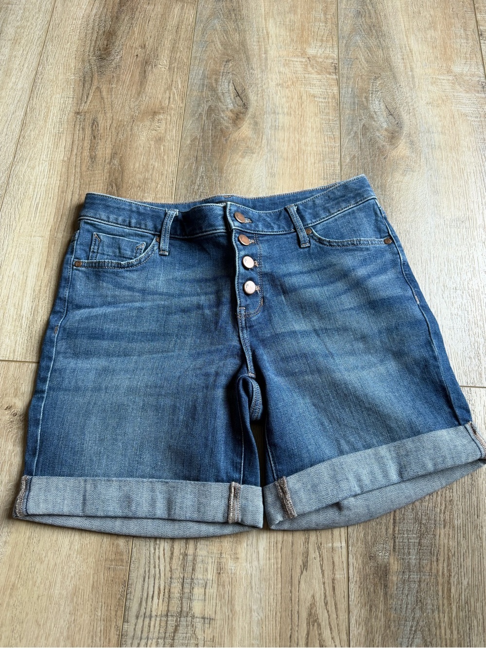 Vera Wang Blue Denim Button-Front Cuffed Shorts women’s size 4